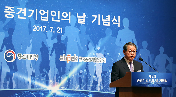 Chairman Kang Hogap of the Association of High Potential Enterprises of Korea (AHPEK) stresses the value of medium-sized corporations in the Korean economy, at Lotte Hotel in Seoul on July 21.